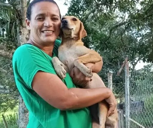 Protetora do Abrigo Salve Cão com cão caramelo curado